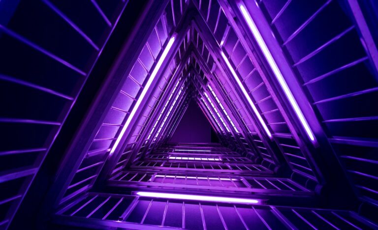 Foto eines Treppenhauses von unten mit lila Neonröhren