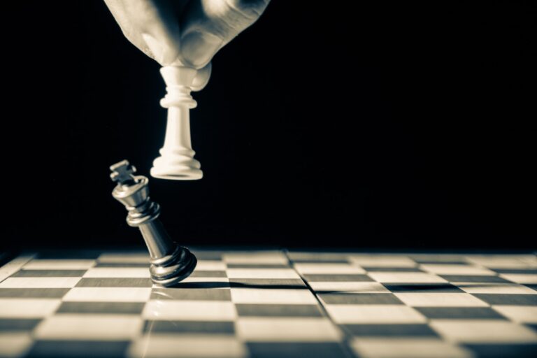 Schachspieler schlägt schwarzen König mit dem weißen König