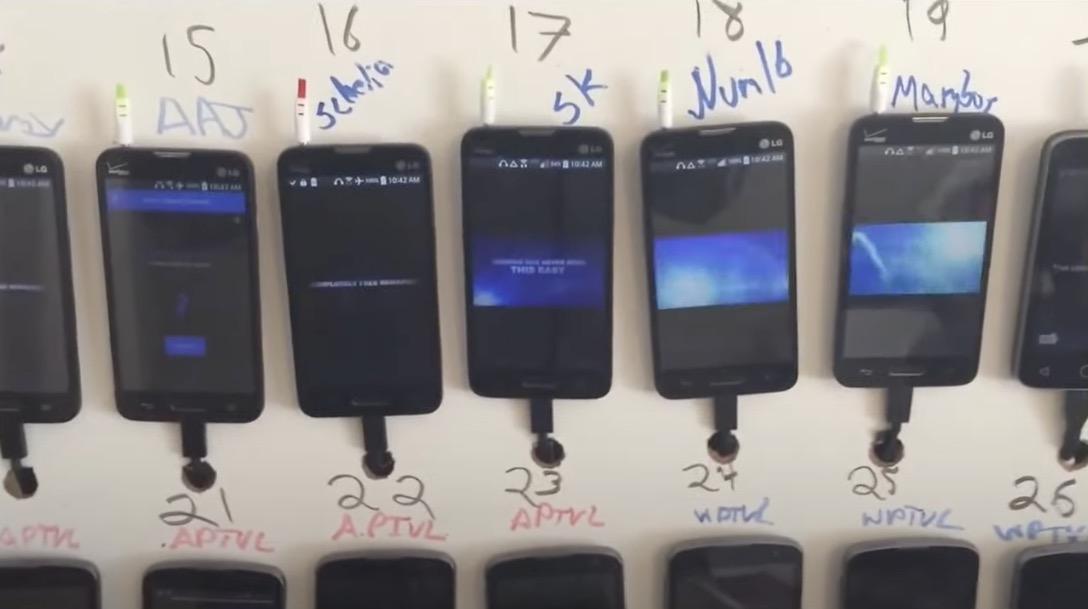 Nahaufnahme von Smartphones in einer Klick farm